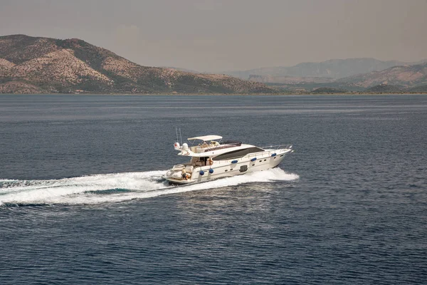 Igoumenitsa Řecko Srpna 2021 Seascape Neznámými Lidmi Plachtění Rychlostním Motorovém — Stock fotografie