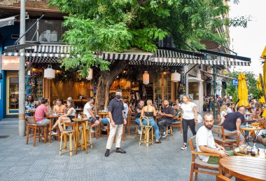Selanik, Yunanistan - 27 Temmuz 2021: İnsanlar şehir merkezindeki sokak restoranını ziyaret ediyor. Selanik, Yunanistan 'ın ikinci büyük kenti ve Makedonya' nın coğrafi bölgesinin başkentidir..