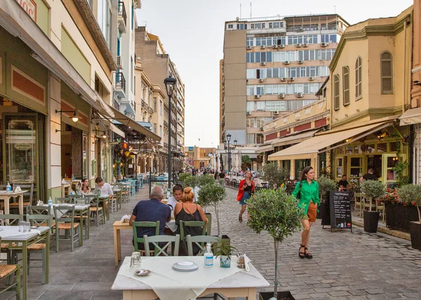 Thessalonique Grèce Juillet 2021 Les Gens Visitent Restaurant Rue Centre — Photo