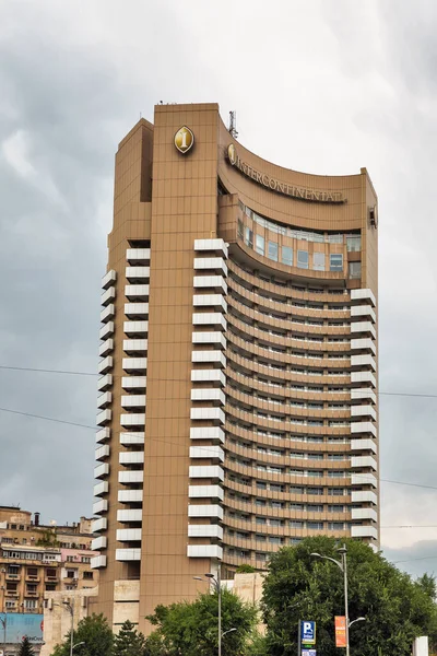 ルーマニアのブカレスト 2021年8月12日 ダウンタウンのインターコンチネンタルホテル10年 University Squareの近くに位置する高層5つ星ホテルで 街のランドマークです — ストック写真