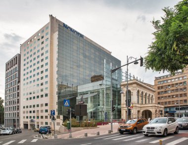 Bükreş, Romanya - 12 Ağustos 2021: Novotel oteli şehir merkezinde. Accor Grubu bünyesinde, iş bölgelerinde ve turizm merkezlerinde bulunan orta ölçekli bir otel markasıdır..