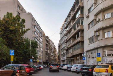 Bükreş, Romanya - 12 Ağustos 2021: Arabalar şehir merkezinin yerleşim bölgesine park edildi. Bükreş, Romanya 'nın başkenti ve kültürel, sanayi ve finans merkezidir..