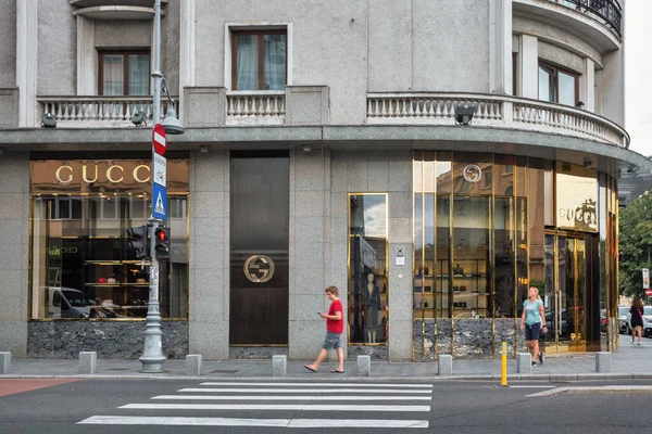 Bükreş Romanya Ağustos 2021 Nsanlar Şehir Merkezindeki Gucci Mağazası Boyunca — Stok fotoğraf