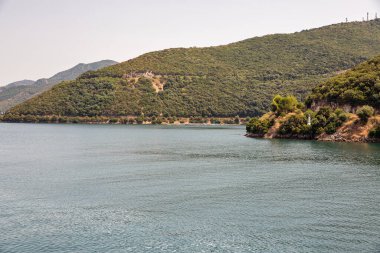 Yunanistan 'ın Igoumenitsa kenti yakınlarında kayalık kıyı manzarası.