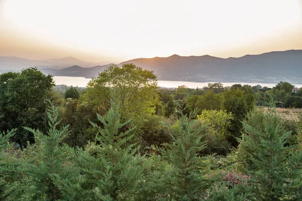 Vista Del Atardecer Sobre Lago Artificial Polyfytos Velventos Pueblo Larissa — Foto de Stock