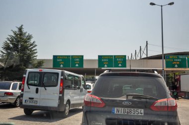 Promachonas, Yunanistan - 27 Temmuz 2021: Bulgaristan - Yunanistan 'ın Kulata ile Promachonas arasındaki sınır kapısında otomobil hatları durdu,