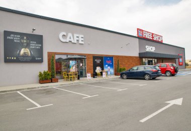 Kulata, Bulgaristan - 11 Ağustos 2021: Bulgaristan 'ın Yunanistan sınırındaki Travel Free Shop' un önüne park edilmiş arabalar. Malları belli vergi ve vergilerden muaf olan bir perakende satış yeri..