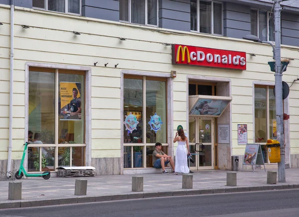 Bucareste Romênia Agosto 2021 Pessoas Visitam Restaurante Mcdonald Centro Cidade — Fotografia de Stock