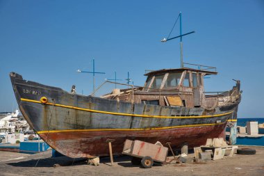 Ayia Napa, Kıbrıs - 23 Mayıs 2021: Limandaki eski ünlü balıkçı teknesi Zorbas. Ayia Napa, Kıbrıs 'ın güney kıyılarının uzak doğu ucunda bir turizm beldesi..