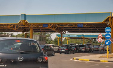 Rusçuk, Buylgaria - 12 Ağustos 2021: Gümrük denetiminde ve Bulgaristan - Romanya sınır kapısındaki Tuna Köprüsü geçiş noktasında otomobiller durdu.