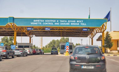 Rusçuk, Buylgaria - 12 Ağustos 2021: Gümrük denetiminde ve Bulgaristan - Romanya sınır kapısındaki Tuna Köprüsü geçiş noktasında otomobiller durdu.