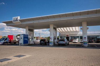 Bükreş, Romanya - 13 Ağustos 2021: İnsanlar Socar benzin istasyonunu ziyaret etti. SOCAR, merkezi Bakü, Azerbaycan 'da bulunan tamamen devlete ait bir ulusal petrol ve gaz şirketi..