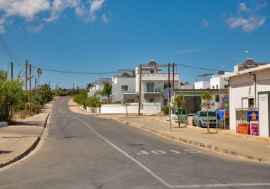 Ayia Napa, Kıbrıs - 23 Mayıs 2021: Şehir merkezinde tipik küçük bir cadde. Ayia Napa, Kıbrıs 'ın güney kıyılarının uzak doğu ucunda bir turizm beldesi..