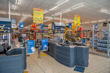 Protaras, Kıbrıs - 25 Mayıs 2021: İçerideki Lidl süpermarketi. Lidl, dünya çapında 7200 'den fazla mağaza işleten bir Alman indirimli süpermarket zinciri.