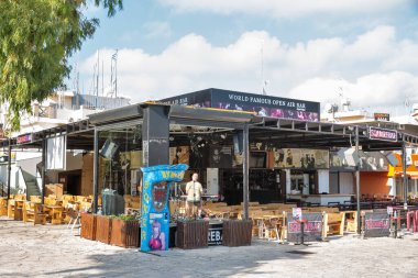 Ayia Napa, Kıbrıs - 28 Mayıs 2021: Square Bar müzik açık hava binası. Ayia Napa, Kıbrıs 'ın güney sahilinin doğu ucunda bir turizm beldesi..