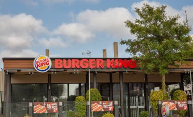 Ayia Napa, Kıbrıs - 28 Mayıs 2021: Burger King restoran binası. Burger King, 1953 yılında kurulan çok uluslu hamburger fast food restoranları zinciri..