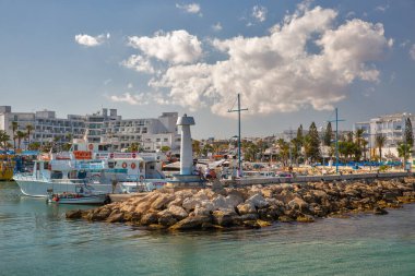 Ayia Napa, Kıbrıs - 23 Mayıs 2021: Limana demir atmış tekne ve gemiler. Ayia Napa, Kıbrıs 'ın güney kıyılarının uzak doğu ucunda bir turizm beldesi..