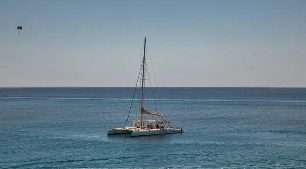 Beau Catamaran Dans Lagune Turquoise Paradisiaque Côte Chypre — Photo