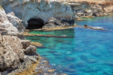 Ayia Napa yaz tatil beldesi kayalık kıyı şeridi kıyı manzarası, Kıbrıs.
