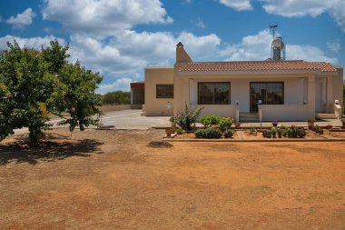 Tipik kırsal modern konut cephesi, Kıbrıs.