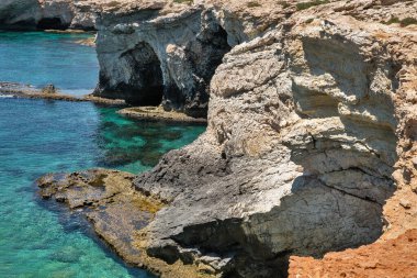 Ayia Napa yaz tatil beldesi kayalık kıyı şeridi kıyı manzarası, Kıbrıs.