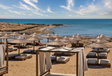 Kıbrıs 'ın Ayia Napa kentindeki Ammos Kambouri plajının deniz manzarası.