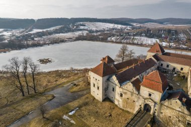 Ukrayna 'daki Svirzh Kalesi üzerinde hava manzarası. 15. yüzyılda Lviv bölgesinde güçlendirilmiş bir aristokratik konuttur. Ünlü film DArtagnan ve Üç Silahşörler burada çekildi..