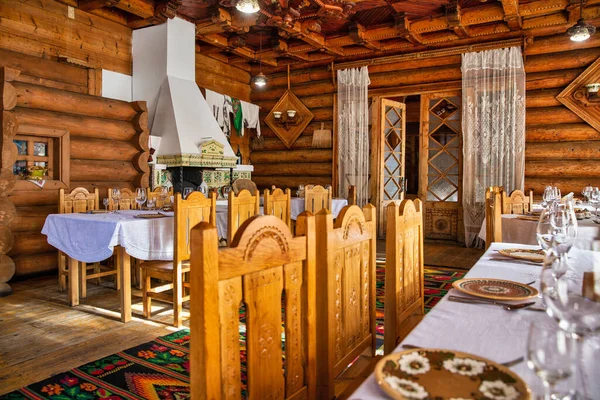 位于喀尔巴阡山脉Yaremche的著名乌克兰餐厅Hutsulshchyna的内部 这是一座建筑纪念碑 1965年的木制餐馆 没有钉子 — 图库照片