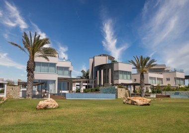 Lüks modern villaları olan yaz manzarası. Ayia Napa tatil beldesi, Kıbrıs.