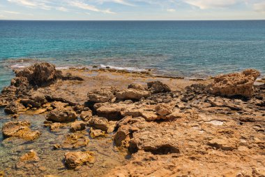 Yaz kayalık kıyı şeridi. Ayia Napa, Kıbrıs.
