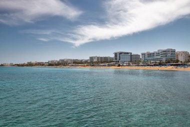 Protaras, Kıbrıs adası sahilleri ve lüks otelleri olan deniz manzarasına başvurdu.