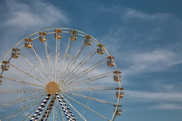 Leeres Riesenrad Gegen Blauen Himmel — Stockfoto