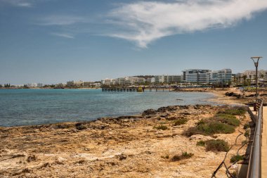 Protaras, rıhtımı, plajları ve lüks otelleri, Kıbrıs adası.