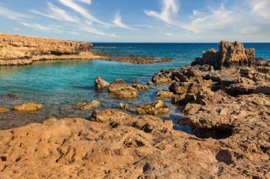 Kıbrıs Rum Kesimi Ayia Napa 'da kayalık plaj manzarası
