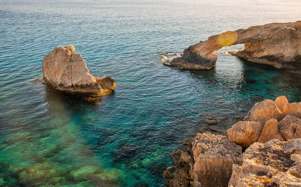 Sommar Resort Stenig Kustlinje Havsutsikt Med Berömda Love Bridge Cypern — Stockfoto