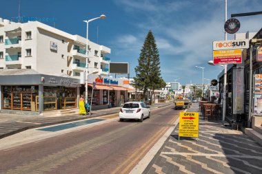 Protaras, Kıbrıs - 25 Mayıs 2021: Protara Caddesi 'ndeki mağazalar, barlar ve restoranlar. Protaras açık gökyüzü mavi sulara ve kumlu plajlara sahiptir. Bunların en ünlüsü İncir Ağacı Koyu 'dur..