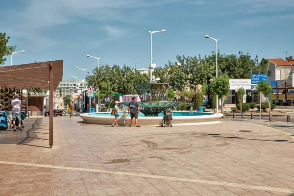 Protaras Chipre Mayo 2021 Gente Visita Fuente Calle Protara Protaras — Foto de Stock