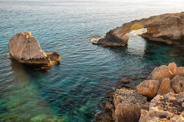 Verão Resort Costa Rochosa Vista Para Mar Com Famosa Ponte — Fotografia de Stock