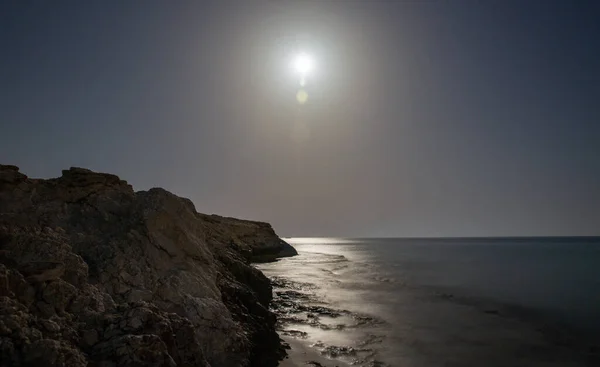 月と夜の風景 キプロスのアヤ — ストック写真