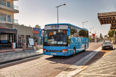 Protaras, Kıbrıs - 25 Mayıs 2021: Şehir merkezinde toplu taşımacılık. Protaras, Paralimni Belediyesi 'nin idari yetki alanına giren ağırlıklı olarak turizm merkezidir..