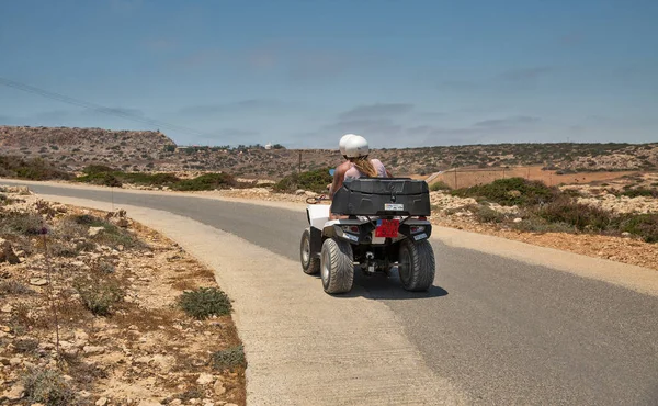 Ayia Napa Cypr Maja 2021 Młodzi Ludzie Podróżują Wynajętym Quadzie — Zdjęcie stockowe