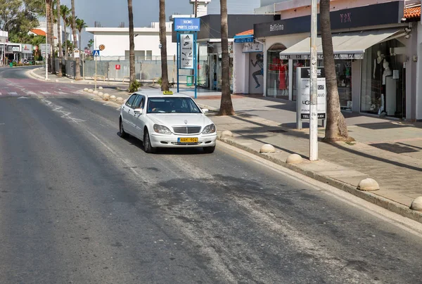 Ayia Napa Kypr Května 2021 Bílý Mercedes Dveře Taxíkem Nissi — Stock fotografie