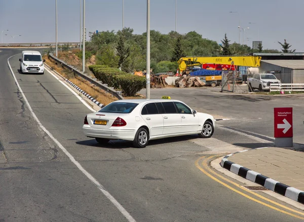 Ayia Napa Chipre Maio 2021 Carro Táxi Branco Mercedes Portas — Fotografia de Stock