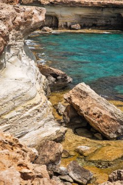 Ayia Napa yaz tatili kayalık kıyı şeridi manzaralı ünlü mağaralar, Kıbrıs.