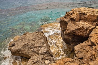 Ayia Napa yaz tatili kayalık kıyı şeridi manzaralı ünlü mağaralar, Kıbrıs.