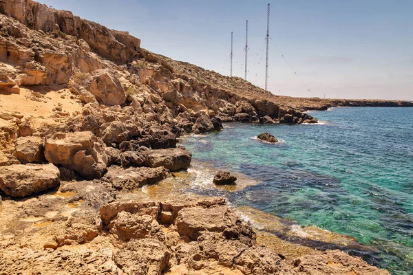 Kıbrıs 'taki İngiliz askeri üssünün radar istasyonuyla Cape Greco yarımadasına giden peyzaj yolu. Ulusal parkı, kaya yolları ve turkuaz lagünü olan dağlık bir yarımadadır..