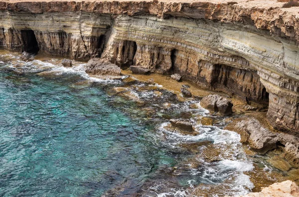 Ayia Napa yaz tatili kayalık kıyı şeridi manzaralı ünlü mağaralar, Kıbrıs.