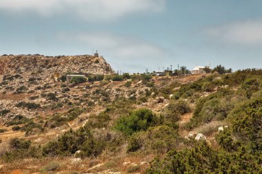 Kıbrıs 'taki İngiliz askeri üssünün radar istasyonu yerleşimine sahip Cape Greco yarımadası manzarası. Ulusal parkı, kaya yolları ve turkuaz lagünü olan dağlık bir yarımadadır..