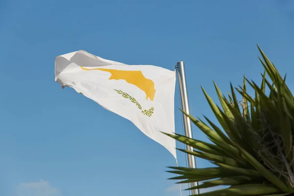 Прапор Кіпру Махає Над Блакитним Небом — стокове фото