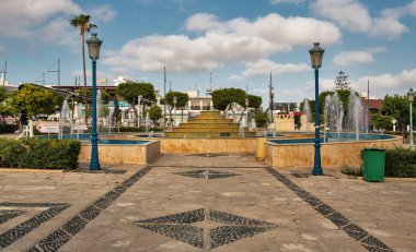 Ayia Napa, Kıbrıs - 28 Mayıs 2021: Ayia Napa Manastırı yakınlarındaki Merkez Meydanı 'nda Çeşme. Ayia Napa, Kıbrıs 'ın güney kıyılarının uzak doğu ucunda bir turizm beldesi..